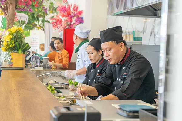Thực đơn tại Yum Food Village VinWonders Nam Hội An gồm gần 100 món ăn đặc sắc từ khắp các vùng miền Việt Nam và quốc tế. Thực đơn tại Yum Food Village VinWonders Nam Hội An gồm gần 100 món ăn đặc sắc từ khắp các vùng miền Việt Nam và quốc tế.