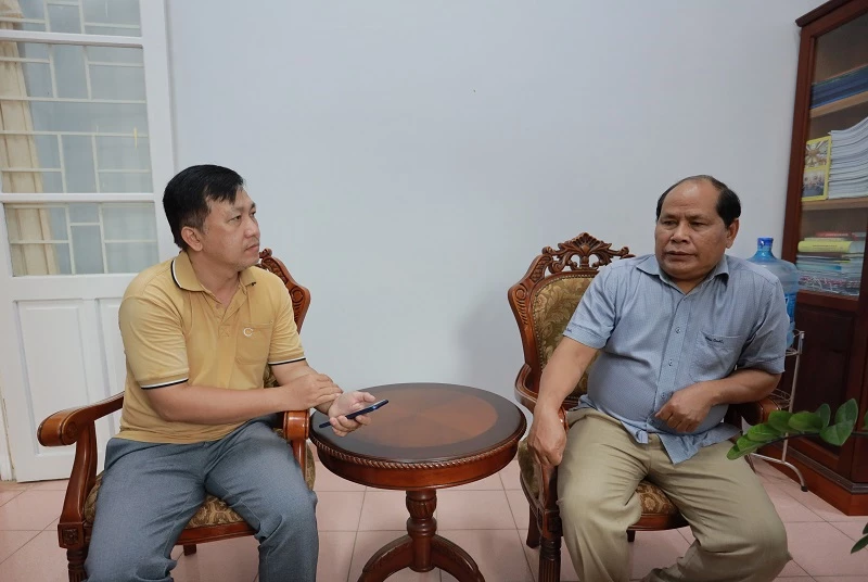 Ông Liêng Hót Ha Hai - Phó Chủ tịch UBND huyện Đam Rông (bên phải), chia sẻ thông tin với phóng viên Tạp chí Doanh nghiệp Việt Nam.