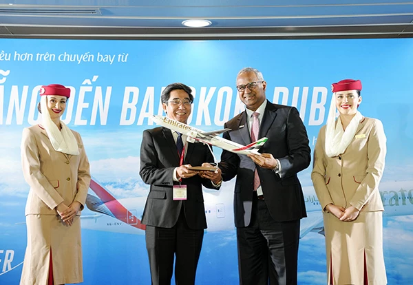 Ông Nabil Sultan trao tặng Phó Chủ tịch UBND TP Đà Nẵng Trần Chí Cường món quà biểu tượng từ Emirates.