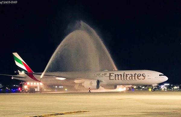 Nghi thức phun vòi rồng chào đón chuyến bay đầu tiên của Emirates hạ cánh sân bay Đà Nẵng tối ngày 2/6.