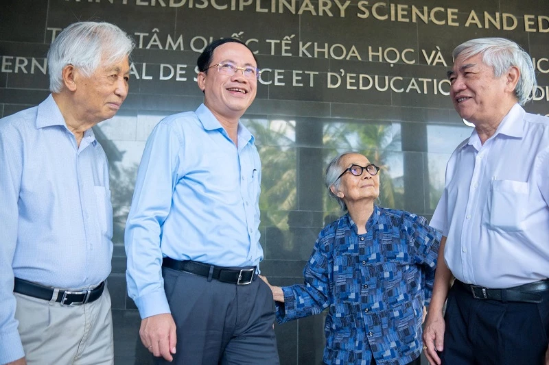 Kết thúc buổi làm việc lúc 8h.