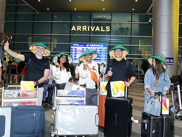 Hành khách trên chuyển bay của Emirates hào hứng khi đặt chân xuống sân bay Đà Nẵng.