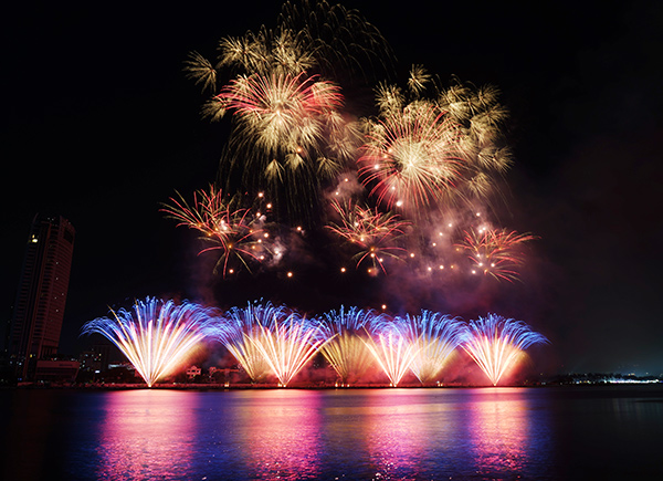 Đêm thứ 2 DIFF 2025: Việt Nam - Ba Lan 'khiêu vũ' cùng pháo hoa