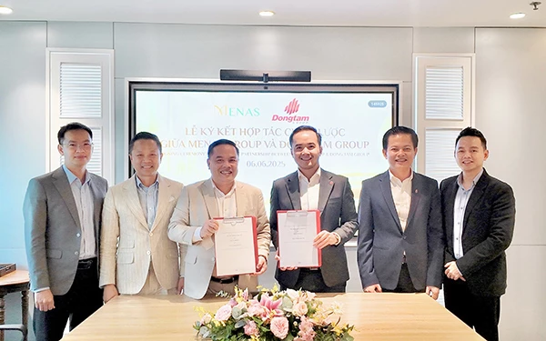Ông Nguyễn Ngọc Quý - Phó Tổng Giám đốc Menas Group (thứ 3 từ trái sang) ký kết cùng ông Võ Đức Huy - Giám đốc Điều hành Kinh doanh Đồng Tâm Group (thứ 4 từ trái sang) Ông Nguyễn Ngọc Quý - Phó Tổng Giám đốc Menas Group (thứ 3 từ trái sang) ký kết cùng ông Võ Đức Huy - Giám đốc Điều hành Kinh doanh Đồng Tâm Group (thứ 4 từ trái sang)