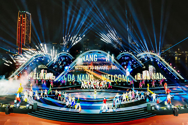 Nhà hát Trưng Vương ghi dấu ấn trong đêm thứ hai lễ hội pháo hoa quốc tế Đà Nẵng 2025