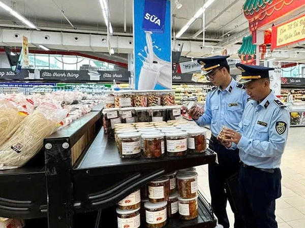 Lực lượng QLTT Đà Nẵng tăng cường giám sát tình hình giá cả hàng hoá trên thị trường. Lực lượng QLTT Đà Nẵng tăng cường giám sát tình hình giá cả hàng hoá trên thị trường.