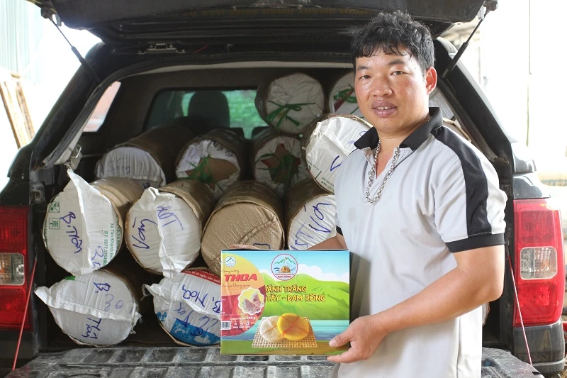 Bánh tráng làng Tày Đam Rông lên đường phục vụ thực khách gần xa.