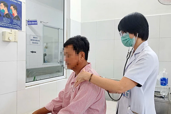 BSCKII Hoàng Thị Tâm kiểm tra sức khoẻ cho bênh nhân Nguyễn Văn T sau khi lấy dị vật đường thở. BSCKII Hoàng Thị Tâm kiểm tra sức khoẻ cho bênh nhân Nguyễn Văn T sau khi lấy dị vật đường thở.