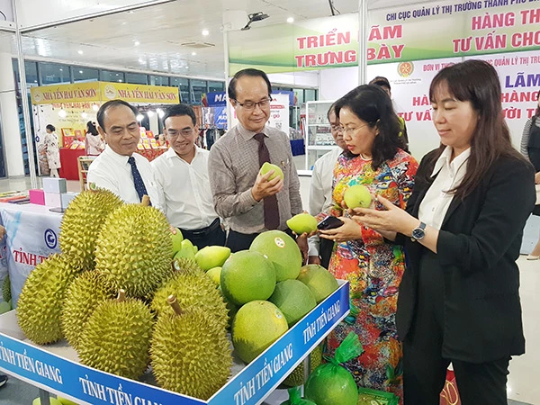 Gian hàng trái cây đặc sản của Tiền Giang thu hút nhiều sự quan tâm. Gian hàng trái cây đặc sản của Tiền Giang thu hút nhiều sự quan tâm.