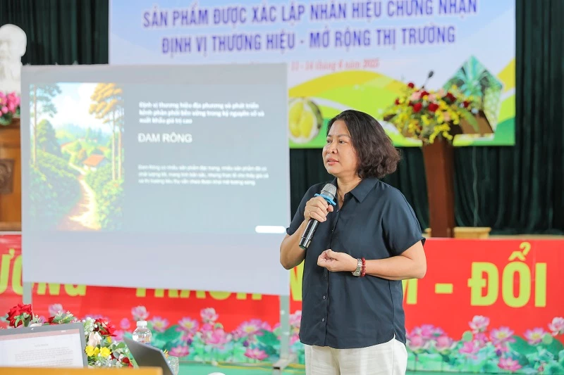 TS Dương Kim Liên chia sẻ với người dân, doanh nghiệp.