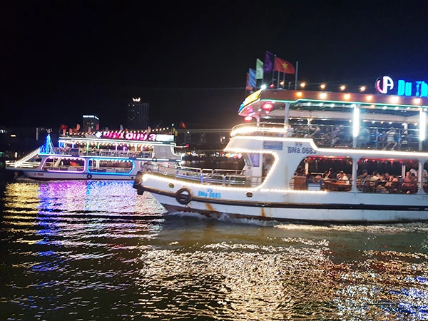 Tàu du lịch trên sông Hàn, Đà Nẵng.