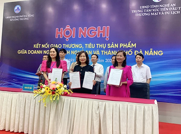 Ký kết hợp tác giữa lãnh đạo chuỗi siêu thị Danavimart, Đà Nẵng (giữa) với các đối tác Nghệ An. Ký kết hợp tác giữa lãnh đạo chuỗi siêu thị Danavimart, Đà Nẵng (giữa) với các đối tác Nghệ An.