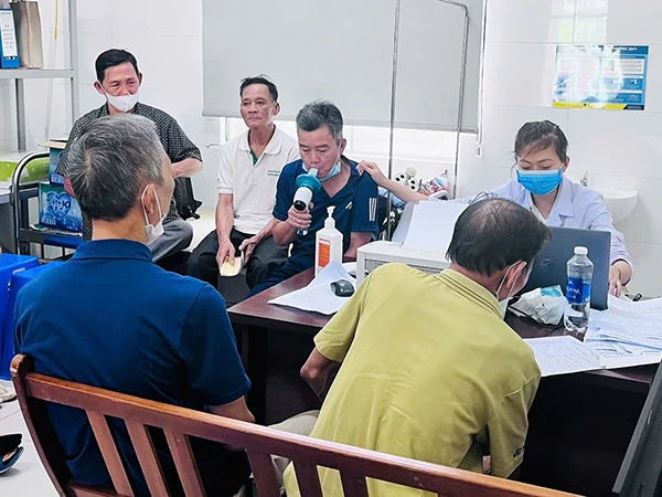 BV Phổi Đà Nẵng phối hợp với các trạm y tế xã, phường khám sàng lọc bệnh COPD và HPQ cho người dân. 