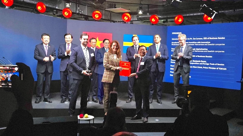 Thủ tướng Chính phủ Phạm Minh Chính (thứ tư từ trái sang) đã chứng kiến Lễ trao Giấy chứng nhận đăng ký đầu tư Dự án “Tổ hợp sản xuất tái chế vải Polyester” giữa Bí thư Tỉnh ủy Bình Định Hồ Quốc Dũng và bà Susanna Campbell – Chủ tịch Tập đoàn Syre.