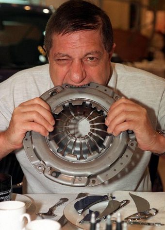 Bí ẩn người có ‘dạ dày thép’, ăn cả xe đạp, máy bay, đèn chùm
