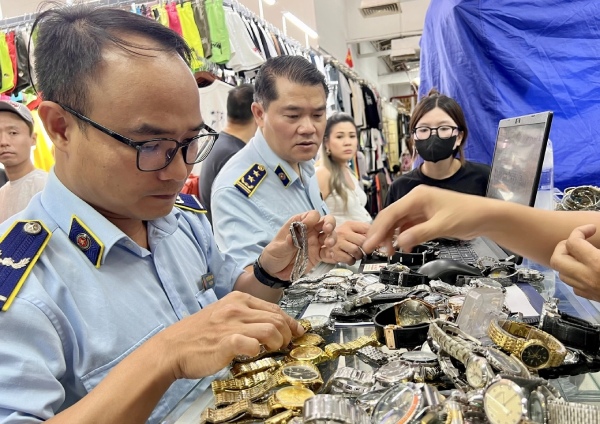 H&#xE0;ng gi&#x1EA3; b&#x1EE7;a v&#xE2;y th&#x1ECB; tr&#x1B0;&#x1EDD;ng, c&#x1EA7;n si&#x1EBF;t tr&#xE1;ch nhi&#x1EC7;m qu&#x1EA3;n l&#xFD;