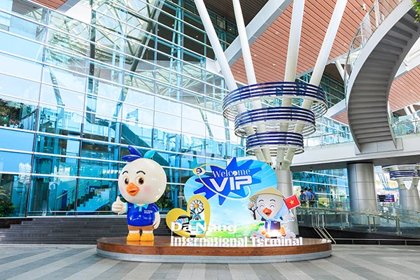 Nhà ga quốc tế T2 sân bay Đà Nẵng mở chiến dịch đặc biệt “Welcome VIP” chào đón ông hoàng Kpop G-Dragon trở lại Việt Nam. Nhà ga quốc tế T2 sân bay Đà Nẵng mở chiến dịch đặc biệt “Welcome VIP” chào đón ông hoàng Kpop G-Dragon trở lại Việt Nam.