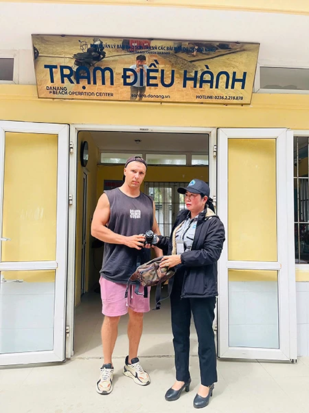 Tổ tuần trả trao trả tài sản bị mất cho du khách nước ngoài. Tổ tuần trả trao trả tài sản bị mất cho du khách nước ngoài.