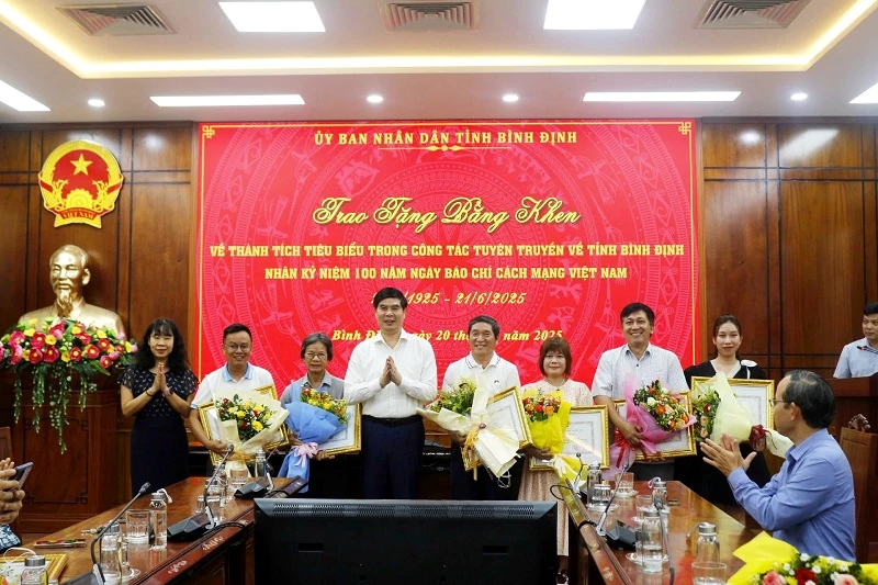 - Nhà báo Trần Minh Thảo – phóng viên thường trú Tạp chí Doanh nghiệp Việt Nam tại Bình Định (thứ 2 từ phải sang), nhận bằng khen của Chủ tịch UBND tỉnh Bình Định. - Nhà báo Trần Minh Thảo – phóng viên thường trú Tạp chí Doanh nghiệp Việt Nam tại Bình Định (thứ 2 từ phải sang), nhận bằng khen của Chủ tịch UBND tỉnh Bình Định.
