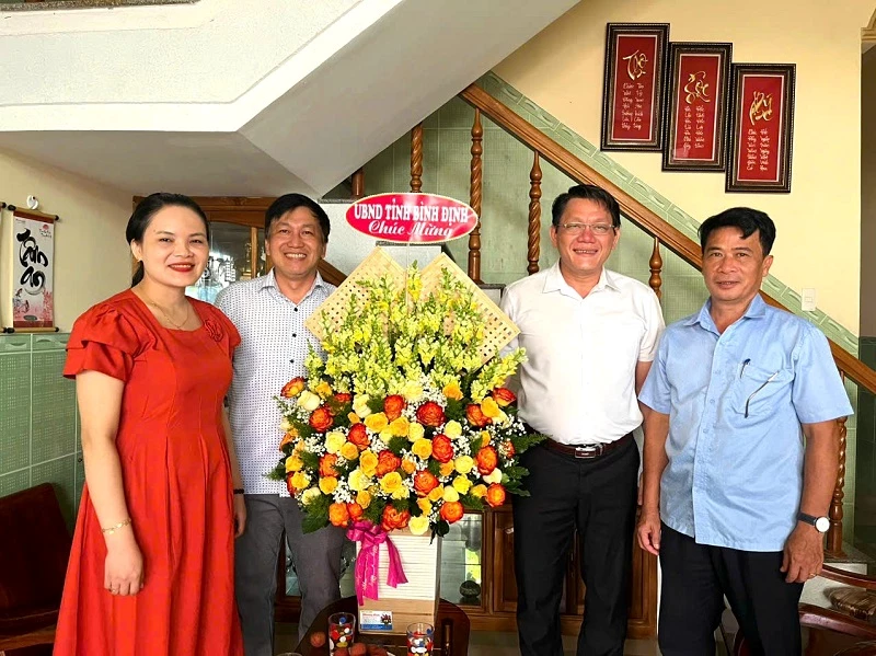 Lãnh đạo Sở VHTT&DL tỉnh Bình Định đến thăm và tặng hoa chúc mừng của UBND tỉnh Bình Định chúc mừng các phóng viên thường trú Tạp chí Doanh nghiệp Việt Nam. Lãnh đạo Sở VHTT&DL tỉnh Bình Định đến thăm và tặng hoa chúc mừng của UBND tỉnh Bình Định chúc mừng các phóng viên thường trú Tạp chí Doanh nghiệp Việt Nam.