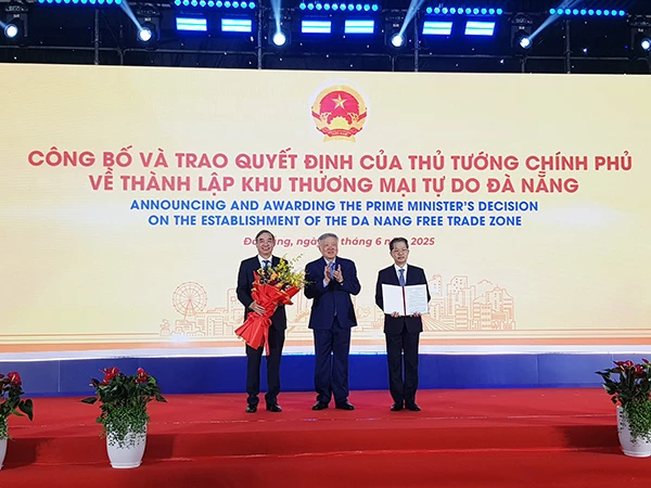 Phó Thủ tướng Thường trực Nguyễn Hoà Bình trao Quyết định 1142/QĐ-TTg về thành lập FTZ Đà Nẵng cho lãnh đạo TP Đà Nẵng. Phó Thủ tướng Thường trực Nguyễn Hoà Bình trao Quyết định 1142/QĐ-TTg về thành lập FTZ Đà Nẵng cho lãnh đạo TP Đà Nẵng.
