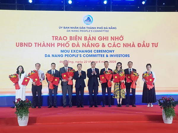 Lãnh đạo TP Đà Nẵng trao Biên bản ghi nhớ cho 8 nhà đầu tư chiến lược vào FTZ Đà Nẵng. Lãnh đạo TP Đà Nẵng trao Biên bản ghi nhớ cho 8 nhà đầu tư chiến lược vào FTZ Đà Nẵng.