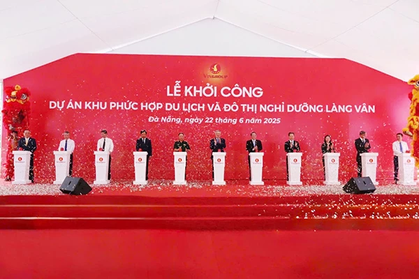 Bấm nút khởi công dự án Khu phức hợp du lịch và đô thị nghỉ dưỡng Làng Vân có tổng mức đầu tư gần 44.000 tỷ đồng. Bấm nút khởi công dự án Khu phức hợp du lịch và đô thị nghỉ dưỡng Làng Vân có tổng mức đầu tư gần 44.000 tỷ đồng.