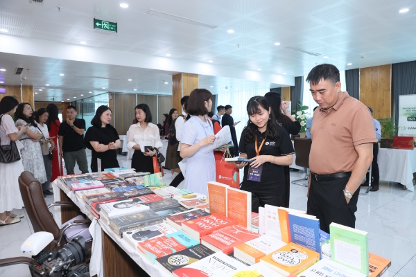 Ngành xuất bản 'thoi thóp’ vì bản quyền