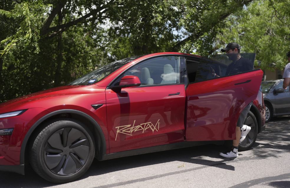 Robotaxi của Tesla chính thức lăn bánh
