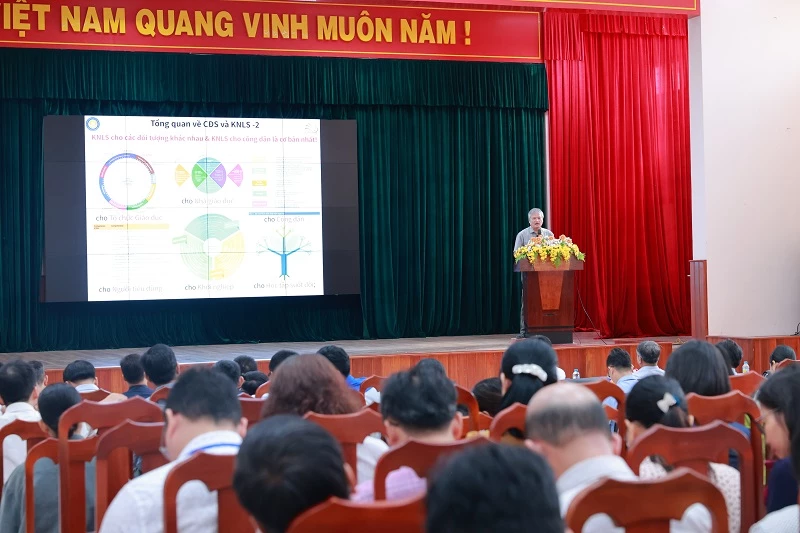 Chuyên gia chia sẻ tại hội thảo.