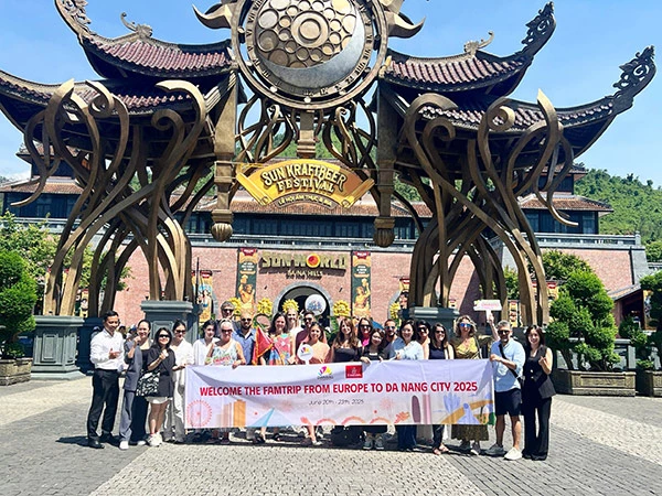 Đoàn famtrip châu Âu khảo sát các điểm đến nổi tiếng của Đà Nẵng. Đoàn famtrip châu Âu khảo sát các điểm đến nổi tiếng của Đà Nẵng.