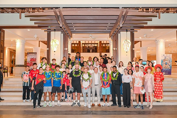 Wes Brown và Teddy Sheringham cùng 12 cầu thủ trẻ được xem là thế hệ vàng của MU tại Furama Resort Đà Nẵng. Wes Brown và Teddy Sheringham cùng 12 cầu thủ trẻ được xem là thế hệ vàng của MU tại Furama Resort Đà Nẵng.