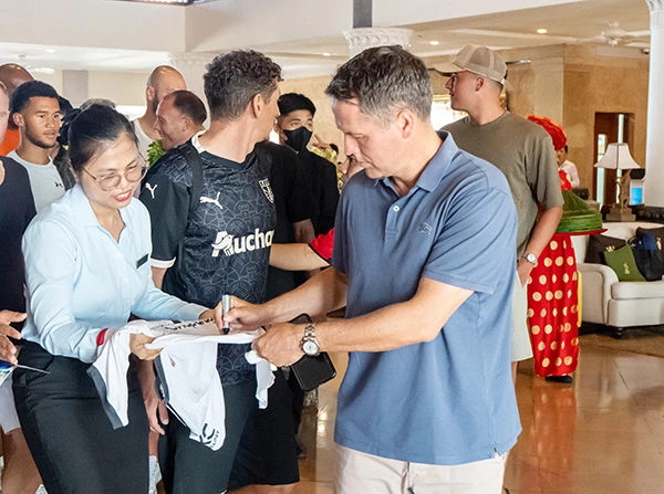 Cựu danh thủ MU - Michael Owen ký tặng người hâm mộ tại Furama Resort Đà Nẵng. Cựu danh thủ MU - Michael Owen ký tặng người hâm mộ tại Furama Resort Đà Nẵng.