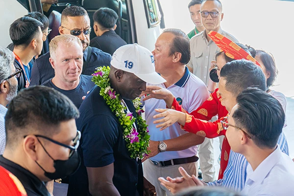 Chào đón hai cựu danh thủ MU - Paul Scholes và Dwight Yorke. Chào đón hai cựu danh thủ MU - Paul Scholes và Dwight Yorke.
