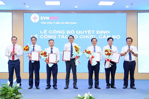 Lãnh đạo EVNCPC trao quyết định bổ nhiệm 6 tân Giám đốc các Công ty Điện lực sau sáp nhập.