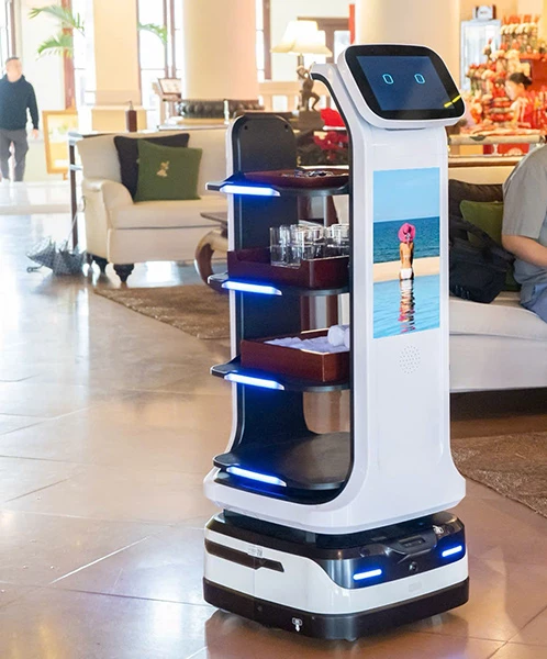 Robot phục vụ nước tại sảnh lobby khiến nhiều người thích thú. Robot phục vụ nước tại sảnh lobby khiến nhiều người thích thú.