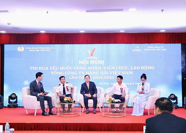 Chủ tịch Công đoàn Cảng Đà Nẵng Lê Tấn Minh (áo vest, ngồi giữa) đại diện tập thể tiêu biểu cùng giao lưu với 2 cá nhân điển hình tiêu biểu tại hội nghị. Chủ tịch Công đoàn Cảng Đà Nẵng Lê Tấn Minh (áo vest, ngồi giữa) đại diện tập thể tiêu biểu cùng giao lưu với 2 cá nhân điển hình tiêu biểu tại hội nghị.