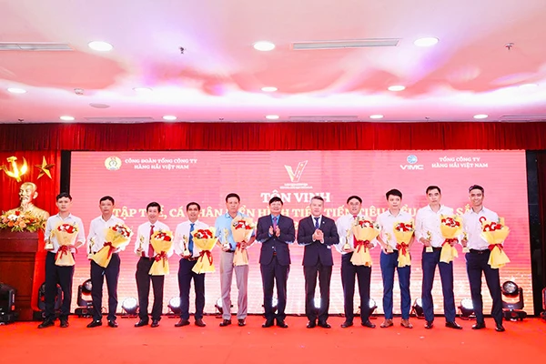 Cảng Đà Nẵng có 4 người lao động được VIMC vinh danh gương mặt tiêu biểu. Cảng Đà Nẵng có 4 người lao động được VIMC vinh danh gương mặt tiêu biểu.