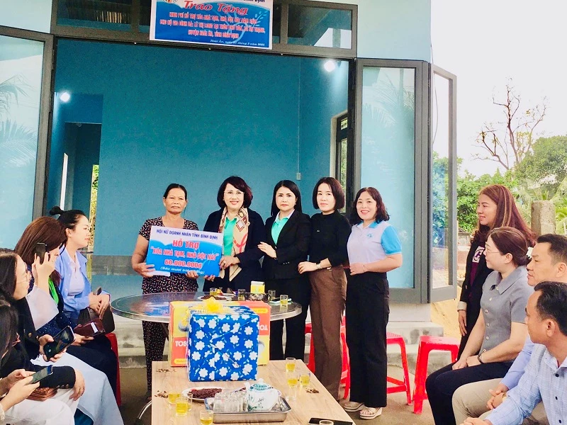 Hội Nữ Doanh nhân tỉnh Bình ĐịnhTRAO TẶNG KINH PHÍ HỖ TRỢ XÓA NHÀ TẠM, NHÀ DỘT NÁT NĂM 2025 TẠI HOÀI ÂN 
