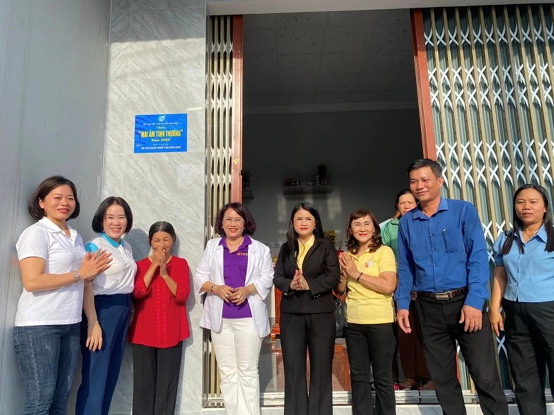 Hội Nữ Doanh nhân tỉnh Bình Định phối hợp cùng Hội Liên hiệp Phụ nữ tỉnh Bình Định đã tổ chức lễ bàn giao 02 căn nhà tình thương 