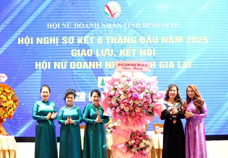 Hội Nữ doanh nhân tỉnh Gia Lai tặng hoa chúc mừng hội nghị.