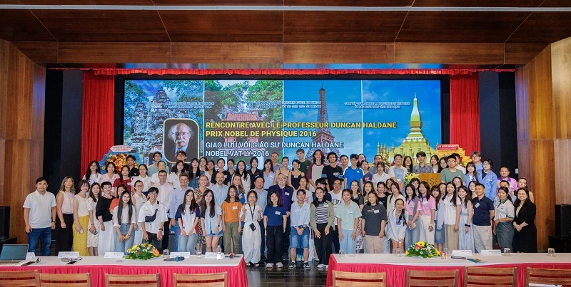 GS Duncan Haldane chụp ảnh lưu niệm cùng học sinh và giáo viên.
