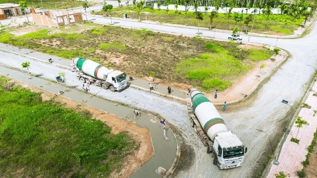 Chủ đầu tư sẽ triển khai trải thảm nhựa các tuyến đường nội khu dự án Alana City, đẩy nhanh tiến độ hoàn thiện hạ tầng. Ảnh: Phương Trường An Group.