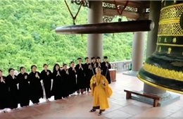 Đúng 6 giờ sáng ngày 1/7, các chùa trên toàn quốc cử chuông, trống cầu quốc thái dân an 