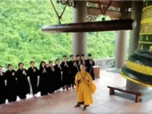 Đúng 6 giờ sáng ngày 1/7, các chùa trên toàn quốc cử chuông, trống cầu quốc thái dân an