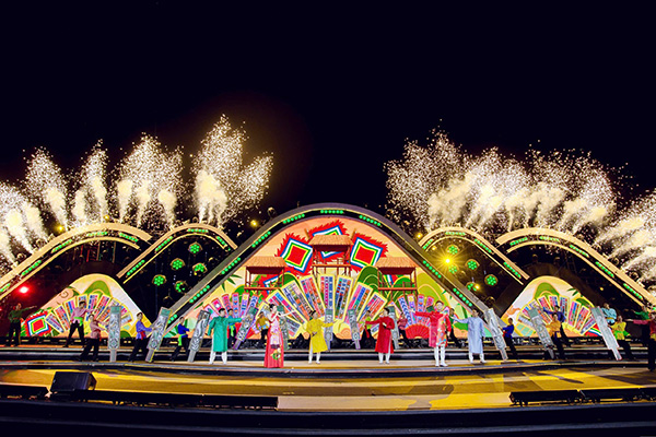 Thăng hoa đêm diễn "Đà Nẵng – bay cao cùng đất nước”