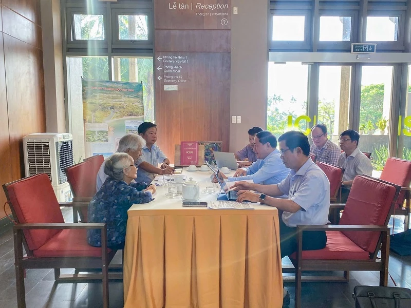 Một cuộc họp lúc tinh mơ, nhưng mở ra tầm nhìn xa.