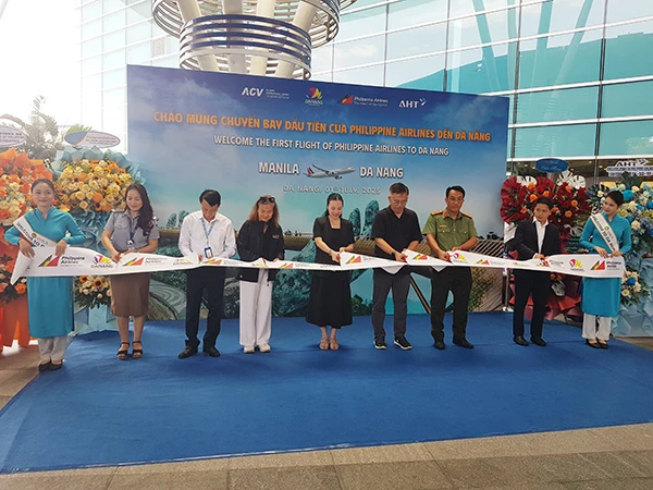 Cắt băng khai trương đường bay Manila - Đà Nẵng của hãng hàng không Philippine Airlines. Cắt băng khai trương đường bay Manila - Đà Nẵng của hãng hàng không Philippine Airlines.