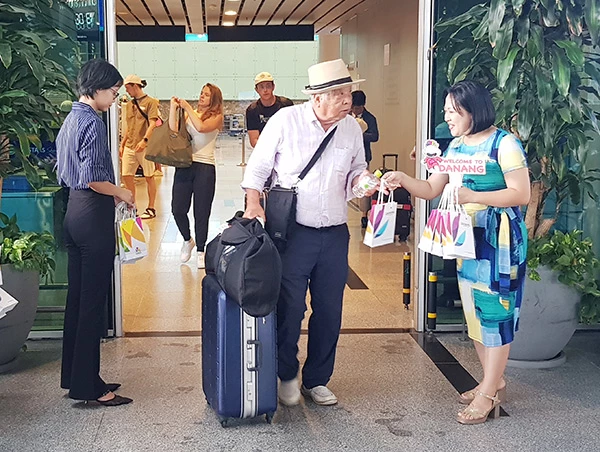 Tặng quà cho các vị khách đầu tiên trên chuyến bay hạ cánh sân bay Đà Nẵng. Tặng quà cho các vị khách đầu tiên trên chuyến bay hạ cánh sân bay Đà Nẵng.
