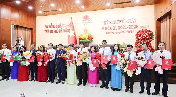Chủ tịch UBND TP Đà Nẵng Lương Nguyễn Minh Triết trao quyết định và tặng hoa chúc mừng lãnh đạo các sở, ngành vừa được bổ nhiệm. Chủ tịch UBND TP Đà Nẵng Lương Nguyễn Minh Triết trao quyết định và tặng hoa chúc mừng lãnh đạo các sở, ngành vừa được bổ nhiệm.